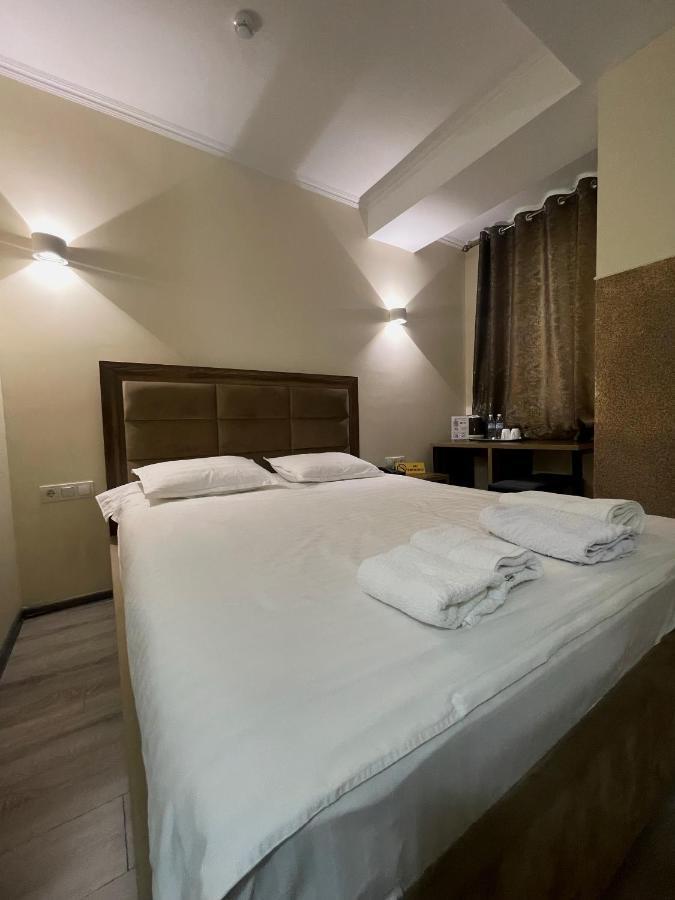 Hotel Nova Bishkek Esterno foto