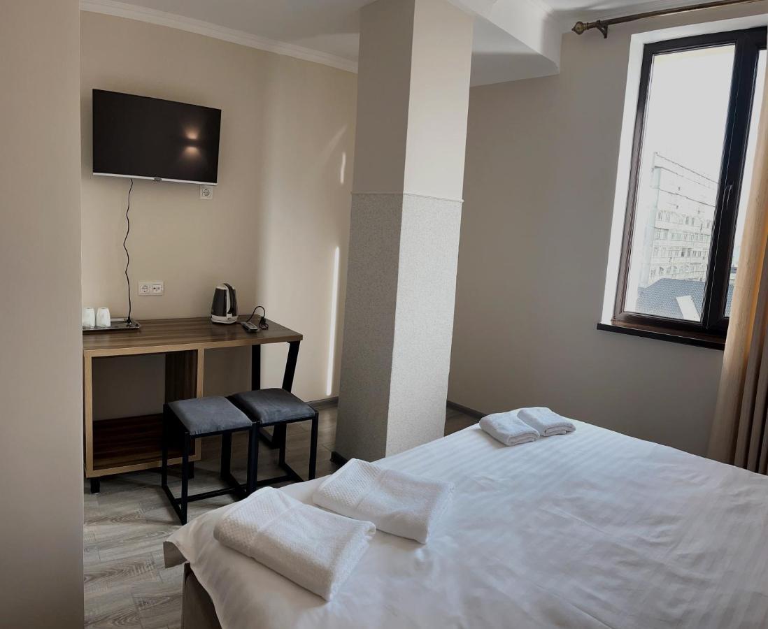 Hotel Nova Bishkek Esterno foto