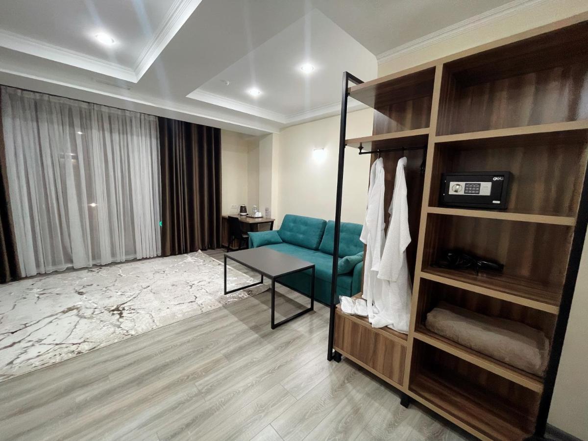 Hotel Nova Bishkek Esterno foto
