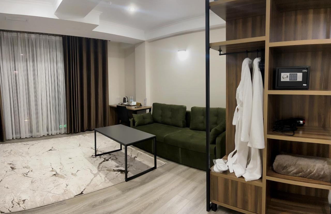Hotel Nova Bishkek Esterno foto