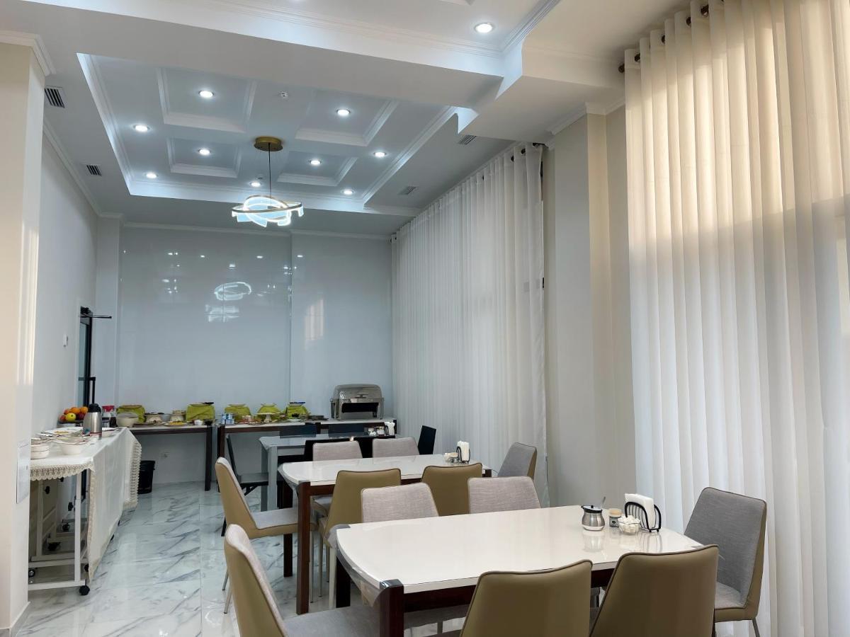 Hotel Nova Bishkek Esterno foto