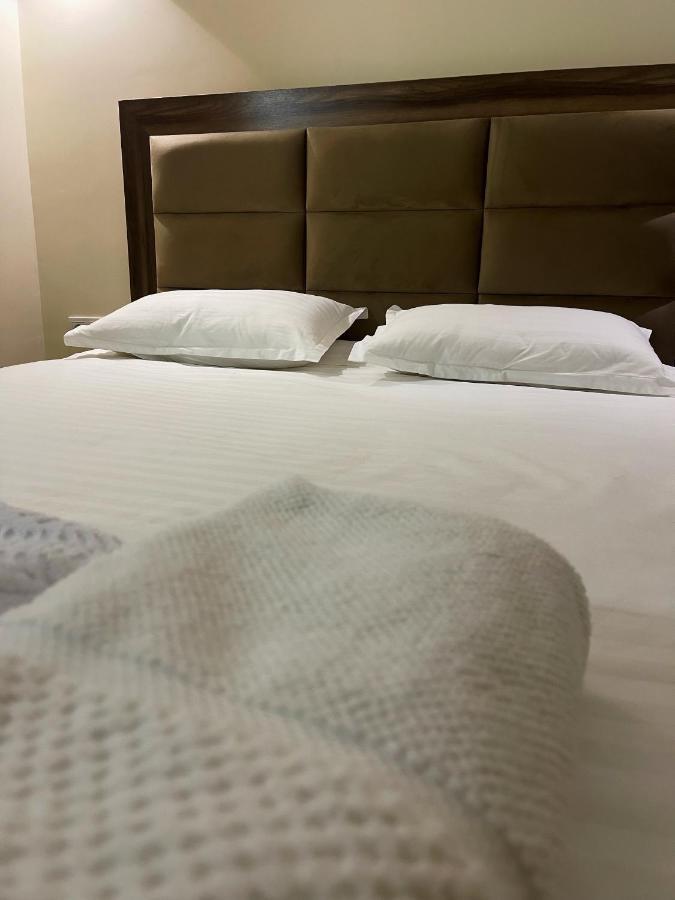 Hotel Nova Bishkek Esterno foto